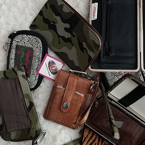 TWELVE OR MORE Resellers Bundle Wristlets and Wallets - Picture 7 of 11